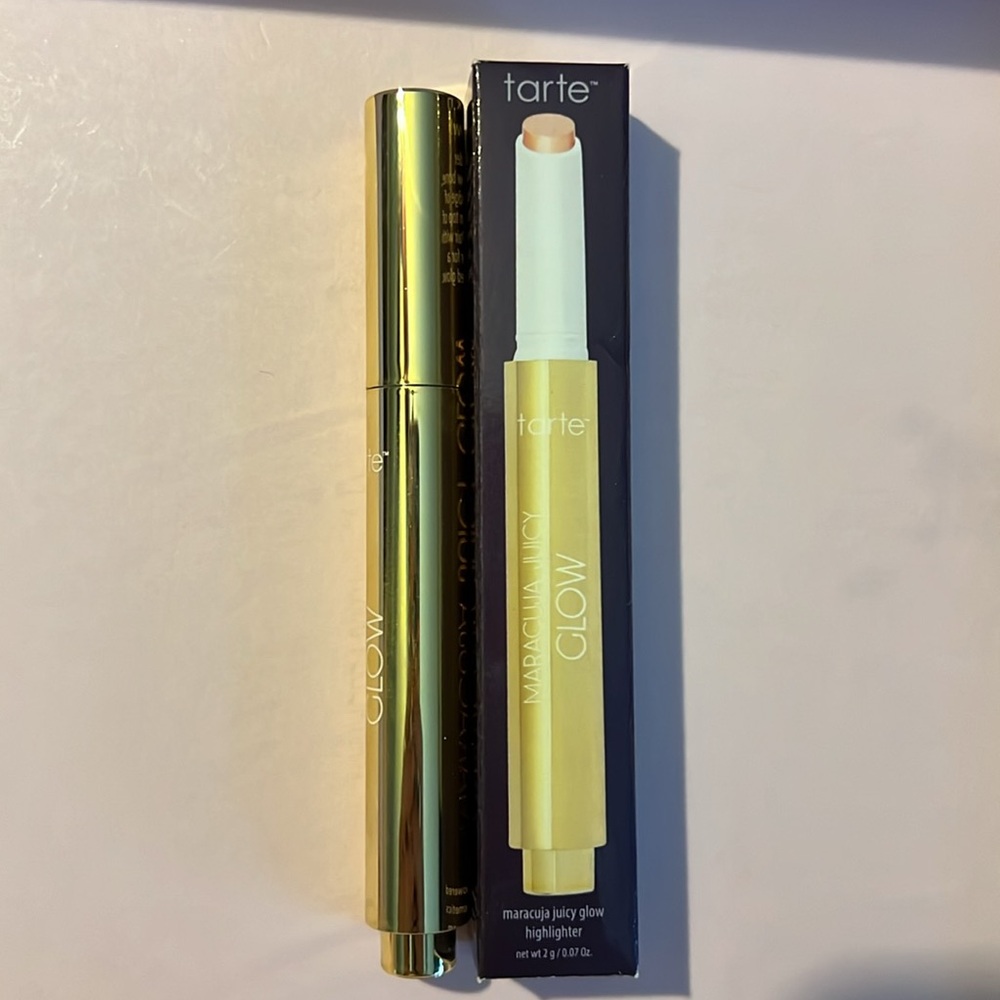 Tarte Maracuja Juicy Glow Highlighting Stick in champagne glow